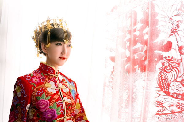 Beautiful bride in Chinese traditional wedding dress
