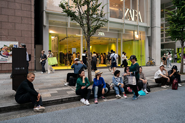 Overseas Chinese And Chinese Tourists In Japan During China's National Day Holiday