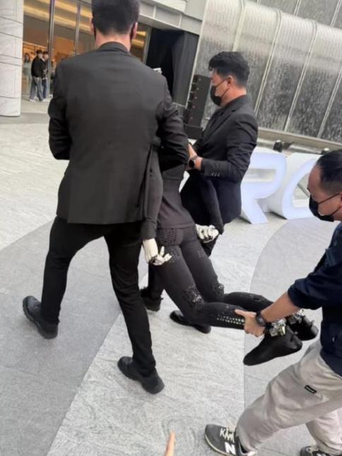 小鹏IRON机器人首秀摔倒引热议，背后技术引发关注