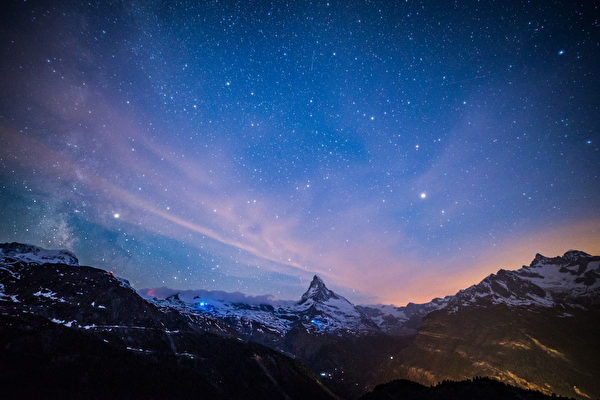 Starry,Night,With,Matterhorn,Peak,,Zermatt,,Switzerland.