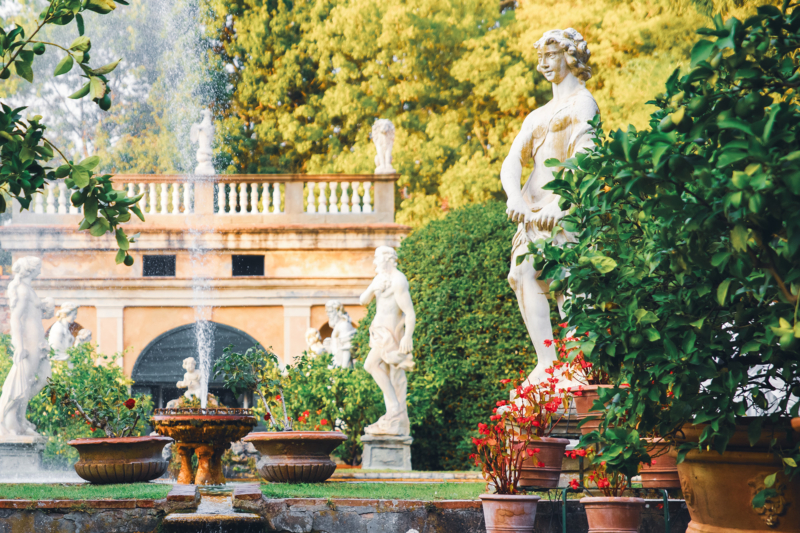 Lucca,,Italy,-,11,22,2023:,Closeup,Of,The,Fountain