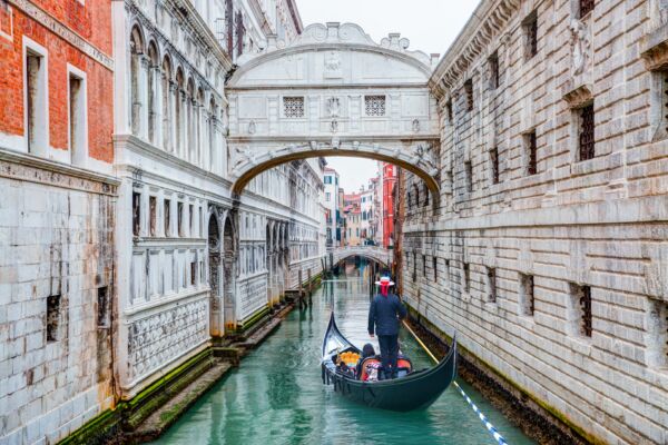 Gondolas,Floating,On,Canal,Towards,Bridge,Of,Sighs,(ponte,Dei