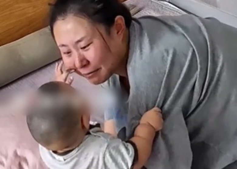 寶寶安慰母親感動網民：純粹的愛與溫暖瞬間