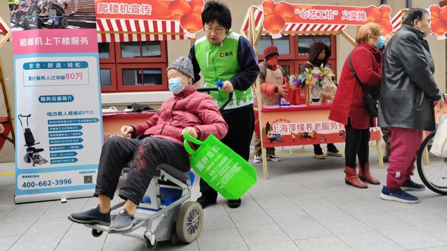 上海长白新村推出低价爬楼机服务，助力老年人便捷出行