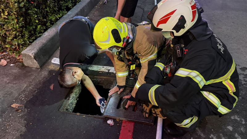 高雄街頭水溝蓋冒煙事件揭露電線短路真相